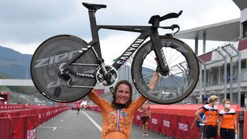 Netherlands&#039; Annemiek Van Vleuten celebrates after winning the women&#039;s cycling road individual time trial during the Tokyo 2020 Olympic Games at the Fuji International Speedway in Oyama, Japan, on July 28, 2021. (Photo by Greg Baker / AFP)