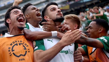 East Rutherford (United States), 19/06/2025.- Jose Manuel Lopez (C) of Palmeiras celebrates with teammates after scoring his team's second goal during the FIFA Club World Cup 2025 match between Palmeiras and Al Ahly in East Rutherford, New Jersey, USA, 19 June 2025. (Mundial de Fútbol) EFE/EPA/JUSTIN LANE
