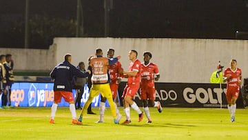 Patriotas marca un gol en un partido de la liga.