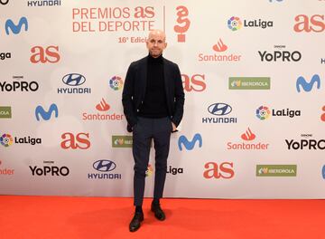 El periodista deportivo Ramón Fuentes, posando en la alfombra roja de los Premios AS 2022.



