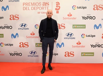 El periodista deportivo Ramón Fuentes, posando en la alfombra roja de los Premios AS 2022.



