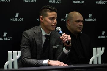 James Rodríguez habló en rueda de prensa en Bogotá. El mediocampista  aseguró que se quedará en Bayern Múnich hasta terminar su contrato en junio del próximo año y dijo que espera que se nombre pronto al técnico de la Selección Colombia.