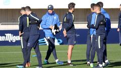 Jos&eacute; Gonz&aacute;lez, dirigiendo el entrenamiento del M&aacute;laga.