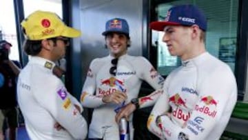 Carlos Sainz y Max Verstappen charlan con Felipe Nasr,de Sauber.