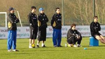 <b>CARAS LARGAS. </b>Los semblantes de Lotina y de sus jugadores en el entrenamiento de ayer resumen el estado de ánimo en el Depor.