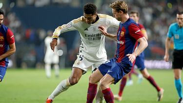 Jude Bellingham controla el bal¨®n ante De Jong en la final de la Supercopa del pasado a?o.
