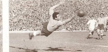 El francés militó en el Atlético entre 1948 y 1951. Ganó dos Ligas como portero rojiblanco (1950 y 51) y una como entrenador (1970). Siempre llamativo por los colores de sus equipaciones, debido a que una tienda se los regalaba. Tras una disposición federativa, la nómina de extranjeros en España se vio reducida a dos, con lo que Domingo tuvo que volver a Francia, antes de recalar en el Espanyol. En el Atlético le lanzaron 19 penaltis en Liga, de los que repelió tres y dos se marchan fuera. Falleció el 10 de diciembre de 2010 en Arlés. 