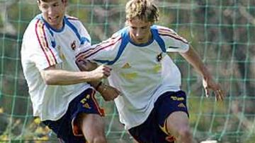 <b>TRABAJO INTENSO</B>. Manuel Delgado Meco, preparador físico de la selección, ordenó un circuito para forzar la preparación física de los jugadores en la primera parte del entrenamiento matinal.