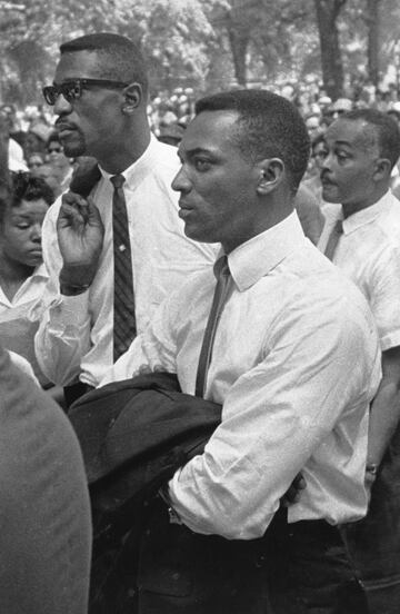 Participó en la Marcha de Washington (1964) junto a Martin Luther King en defensa de los derechos sociales de las personas afroamericanas. En la foto, Bill Russell (izquierda) y Earl Wilson (derecha) en una marcha en Boston un año antes. 
