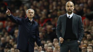 Jos&eacute; Mourinho y Pep Guardiola, durante un duelo entre Manchester United y Manchester City.