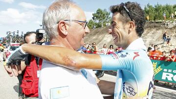 Beppe Martinelli se abraza con Fabio Aru tras la victoria del italiano en el Monte Castrove en la Vuelta a España 2014.