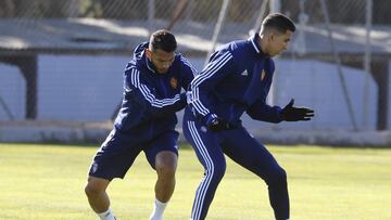 El Yamiq es empujado por Luis Su&aacute;rez en un ejercicio durante el entrenamiento de esta ma&ntilde;ana.