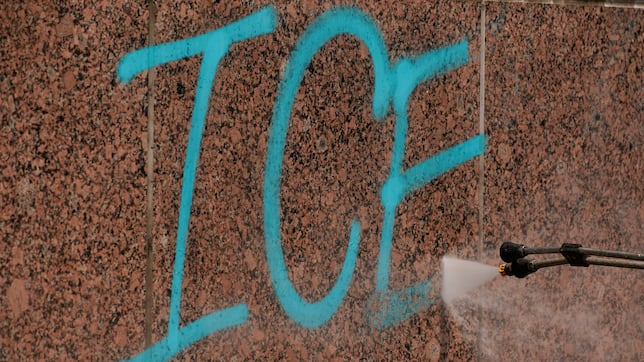 Un reportero del NYT graba las deportaciones de inmigrantes del ICE en Florida