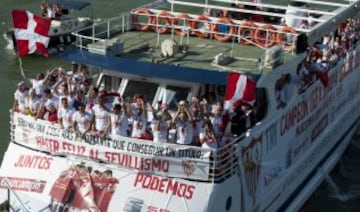 Los jugadores del Sevilla de paseo en barco por el río Guadalquivir.