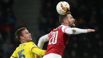 EPA3256. BORISOV (BIELORRUSIA), 14/02/2019.- El defensa alem&aacute;n del Arsenal Shkodran Mustafi (d) disputa un bal&oacute;n con el delantero bielorruso del BATE Borisov Maksim Skavysh (i), durante el partido entre ambos equipos, correspondiente a los d