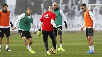 Los jugadores del Valencia durante el entrenamiento. 