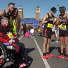 La emotiva historia del maratón de Barcelona: récord empujando a su madre en silla de ruedas