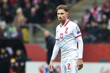 Matthew Stewart Cash no es un nombre que esperas ver en la selección de Polonia. El lateral derecho nació en la localidad inglesa de Slough, tras no haber participado en las categorías inferiores de la Selección Inglesa ni haber debutado con la Absoluta, decidió pedir la nacionalidad polaca en 2021 debido a que su familia materna es polaca. Debutó con Polonia en noviembre de 2021 en un partido contra Andorra.