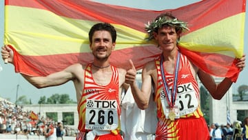 Los atletas Martín Fiz y Abel Anton posan con la bandera de España tras lograr las medallas de plata y oro en la prueba de maratón de los Mundiales de Atletismo de Atenas 1997.