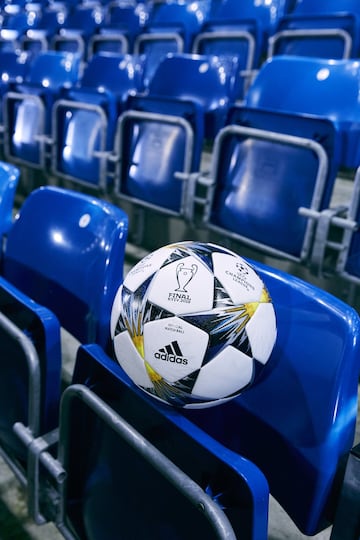 Ya conocemos el diseño del balón de la Champions, que cuenta con un gráfico en color amarillo y azul que hace referencia al estadio de Kiev donde se disputará la final y mantiene el diseño de estrellas inspirado en el logo de la UCL.