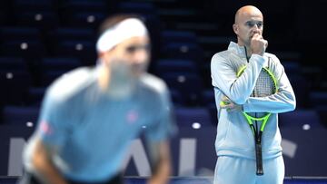 Ivan Ljubicic supervisa un entrenamiento de Roger Federer durante las Nitto ATP World Tour Finals de 2019 en el The O2 Arena de Londres.