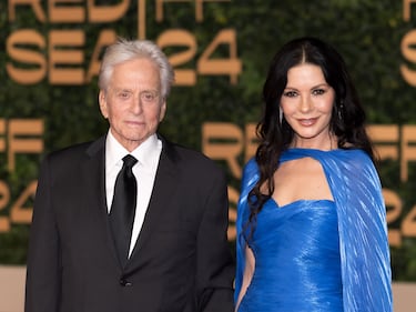 Michael Douglas (81 años) y Catherine Zeta-Jones (56 años) forman una de las parejas más sólidas y longevas de Hollywood, casados desde noviembre de 2000. Superaron una diferencia de edad de 25 años y desafíos personales, manteniendo su unión tras conocerse en 1998. Tienen dos hijos en común, Dylan y Carys.
