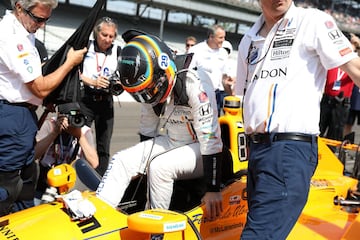 El español Fernando Alonso participa en la última sesión de entrenamientos de las 500 Millas de Indianápolis