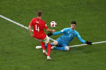 Toby Alderweireld salvó el gol de Eric Dier. El mediocentro inglés picó el balón ante la salida de Courtois pero su compañero en el Tottenham evitó el tanto que habría supuesto el 1-1 en el marcador.