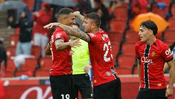 PALMA DE MALLORCA, 26/10/2025.- El defensa del Mallorca Pablo Maffeo (c) celebra su gol contra el Levante, durante el partido de la décima jornada de Laliga disputado entre el RCD Mallorca y la UD Levante, este domingo en el estado de Son Moix, en Palma. EFE/Cati Cladera