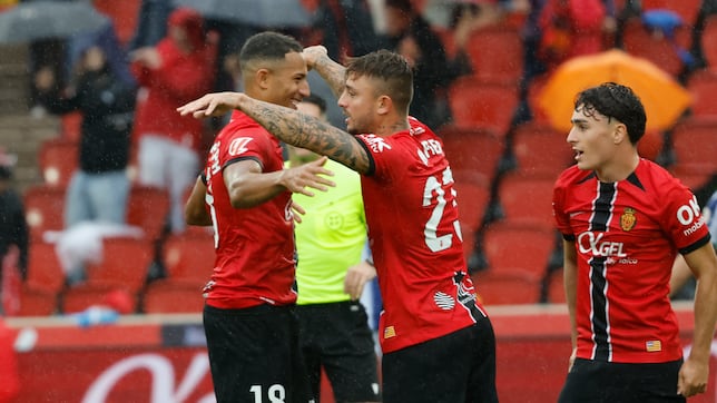 Etta Eyong y Maffeo llevan los regalos a Son Moix