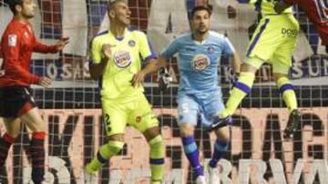 <b>PODERÍO. </b>Portentoso salto de Valera para despejar el balón ante el acoso de Roversio.