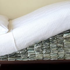 ¿Dinero bajo el colchón? Los cuatro peligros de guardar los ahorros en casa