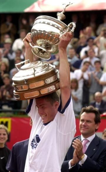 Marat Safin ganador en 2000. El trofeo se desprendio cuando lo alzaba el tenista ruso