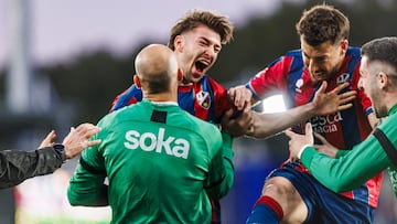 Jordi Martín celebra con sus compañeros el gol de la victoria frente al Sporting.