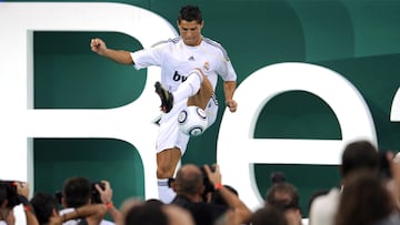 Cristiano Ronaldo haciendo malabares y toques con el balón por primera vez con la camiseta del Real Madrid