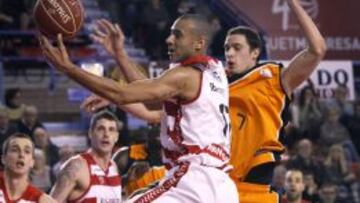 El alero húngaro del Assignia Manresa, Adam Hanga, entra a canasta ante la oposición de Sergii Gladyr, del Mad-Croc Fuenlabrada, durante el partido de Liga Endesa.