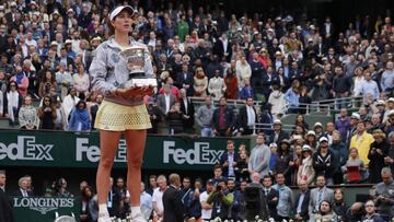 Garbiñe Muguruza posa con el trofeo de campeona de Roland Garros 2016.