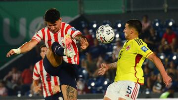 EVE5174. ASUNCIÓN (PARAGUAY), 21/11/2023.- Gabriel Ávalos (i) de Paraguay disputa el balón con Kevin Castaño de Colombia en un partido de las Eliminatorias Sudamericanas para la Copa Mundo de Fútbol 2026 entre Paraguay y Colombia en el estadio Defensores del Chaco en Asunción (Paraguay). EFE/ Daniel Piris
