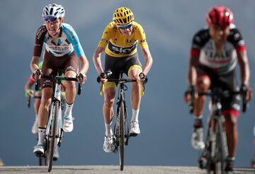 Romain Bardet, Chris FroomeY Jhon Atapuma a unos metros de cruzar la línea de meta.