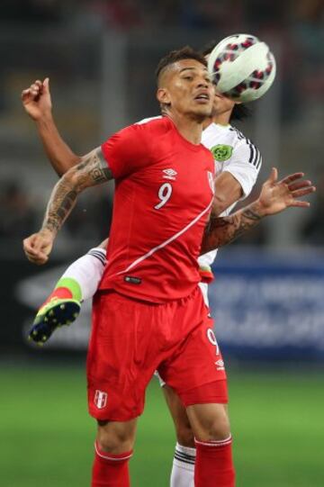 LIM12. LIMA (PERÚ), 03/06/2015.- Paolo Guerrero (frente) de Perú disputa el balón con un jugador de México hoy, miércoles 3 de junio de 2015, durante un partido amistoso preparatorio para la Copa América 2015, celebrado en Lima (Perú). EFE/Paolo Aguilar