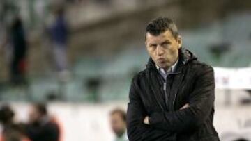 El entrenador serbio del Valladolid, Miroslav Djukic, durante el encuentro el encuentro correspondiente a la jornada vigésimo tercera de primera división, que disputan esta noche frente al Betis en el estadio Benito Villamarín de Sevilla.