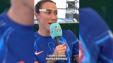 Entre risas, trató de imitar el sabor latino de la 9.