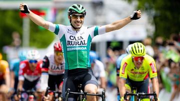 El ciclista del Caja Rural-Seguros RGA Jon Aberasturi celebra su victoria en la tercera etapa del Tour de Eslovenia 2021.