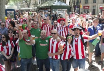 Miles de aficionados del Athletic Club han tomado las calles de la Ciudad Condal. Ambas aficiones disfrutan de la fiesta previa al partido.