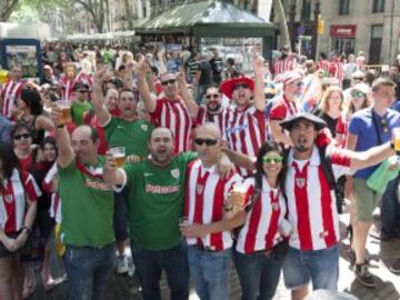 Miles de aficionados del Athletic Club han tomado las calles de la Ciudad Condal. Ambas aficiones disfrutan de la fiesta previa al partido.