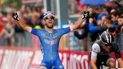 El franc&eacute;s Nacer Bouhanni grita su triunfo tras superar al holand&eacute;s Tom Veelers.