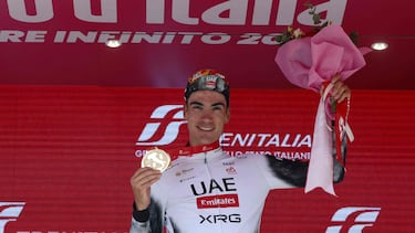 Juan Ayuso, en el podio del Giro.