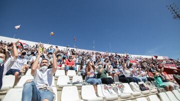 Los aficionados del Albacete Balompié ven un partido en la grada.