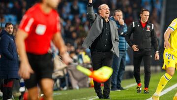 Rafa Benítez da instrucciones durante el partido contra el Cádiz.