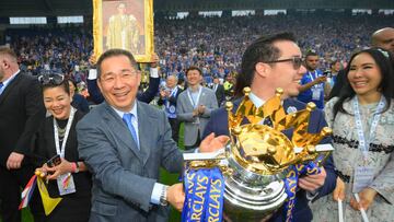 Vichai Srivaddhanaprabha con el trofeo de campeón de Premier League.